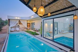 The FREYA Isıtmalı iç ve bahçe havuz balayı villası muhafazakar villa korunaklı villa - - 0