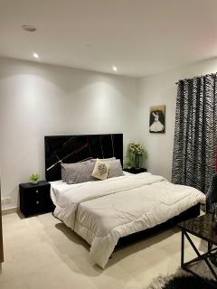 Cozy Studio Apartment Penta Square - Lahore - 7