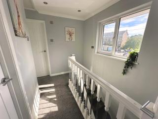 Elegant Modern 3 BR Home - Swindon - 3