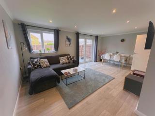 Elegant Modern 3 BR Home - Swindon - 0