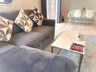 Elegant Modern 3 BR Home - Swindon - 7