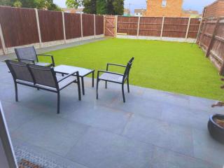 Elegant Modern 3 BR Home - Swindon - 8