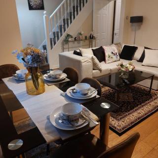 Warrington - House - Sleeps 10 - Parking - Garden - Warrington - 0
