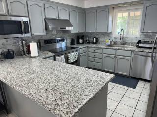Charming 3 Bedroom Farmhouse Retreat with Open Deck - Acampo - 8