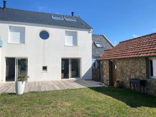 Villa contemporaine à 100m de la plage de la Grève Rose à TREGASTEL - Réf 141 - 0