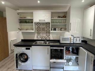 The Phantom Apartment ideal for JR Churchill Manor Nuffield Hospitals Oxford B University 2023 built sleeps 5 people comfortably very modern 2 rooms 3 bathrooms 1 minute walk to John Radcliffe Hospital - Oxford - 3