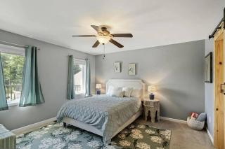 5 bedroom, Lakeside Family Getaway with Playground - 2