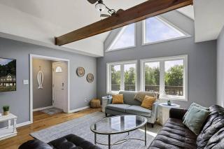 5 bedroom, Lakeside Family Getaway with Playground - 9