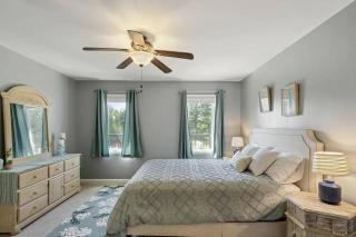 5 bedroom, Lakeside Family Getaway with Playground - 1