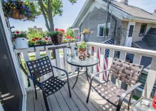 Historical Downtown Geneva Bungalow - Upper Unit - Parking for 3 - Walkable - Near Shops & Restaurants - Lake Geneva - 9