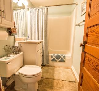 Historical Downtown Geneva Bungalow - Upper Unit - Parking for 3 - Walkable - Near Shops & Restaurants - Lake Geneva - 4