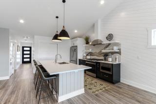 The Brick and Mortar Collection - Upscale Group Getaway - Walk-Out Balcony in Each Loft - Downtown - Lake Geneva - 8