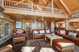 Northern Exposure: Spacious 4-Bedroom Cabin with Lake Views in Fawnskin - Fawnskin - 2