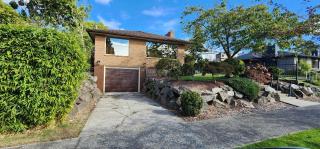 HomeSmart: Cozy Charm Meets High-Tech in Prime Area - Seattle - 0
