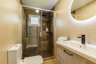 Tilman's House - Deluxe Retreat with Stunning View - 8