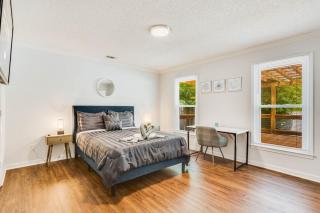 Luxury Poolside 4BR Sanctuary, Sleeps 8 - 1
