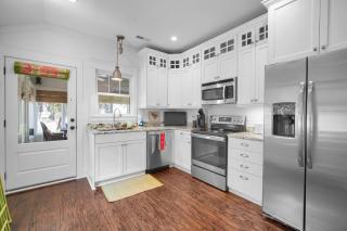 Lowcountry Charm with Private Dock Overlooking Beaufort River - Beaufort - 8