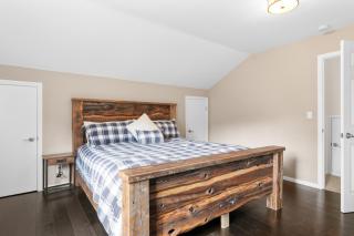 Hibernation Haven - Walking Distance to The Village and the lake! - 1