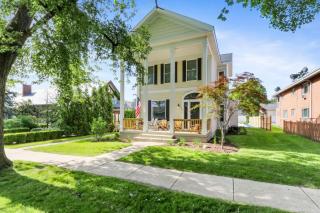 White House on Wisconsin-Entire Property - Renovated Colonial Revival - Horticultural Hall -Sleeps 20 - Lake Geneva - 0
