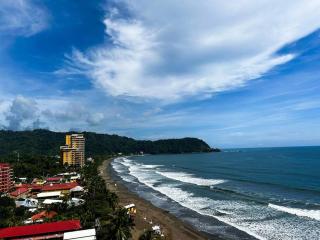 Ocean Front, Luxurious Condo in Downtown Jaco! - Jacó - 6