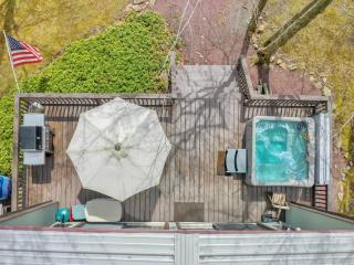 Pet Friendly! Lakefront w Hot Tub, Firepit! - Tobyhanna - 5