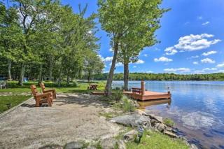 Pet Friendly! Lakefront w Hot Tub, Firepit! - Tobyhanna - 2