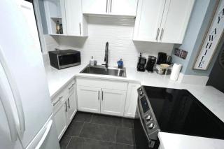 FREE parking, 2 Bedroom Condo Waikiki Sleeps 6 - Honolulu - 4