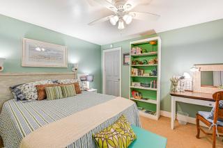 Pet-Friendly Home with Hot Tub Near the Hamptons! - Aquebogue - 1