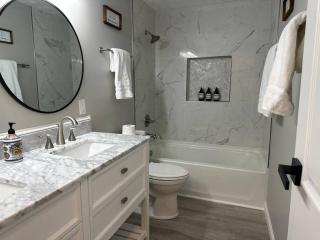 Modern Retreat - Newly Remodeled Gem - Englewood - 6