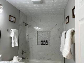 Modern Retreat - Newly Remodeled Gem - Englewood - 2