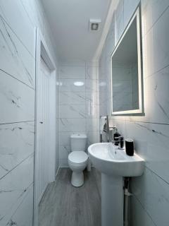 Modern City Centre 3 Bedroom Flat - Free Parking - 9