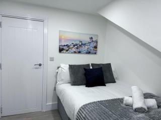 Modern City Centre 3 Bedroom Flat - Free Parking - 8