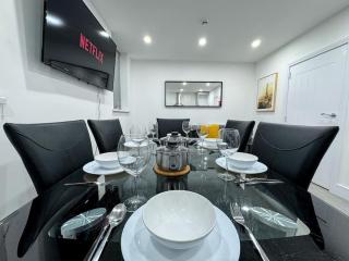 Modern City Centre 3 Bedroom Flat - Free Parking - 7