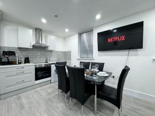Modern City Centre 3 Bedroom Flat - Free Parking - 4