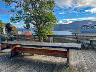 Two-Bedroom City Apartment with Fire Place, Free Parking and Fjordview Terrace - Calm and Central - Ålesund - 7