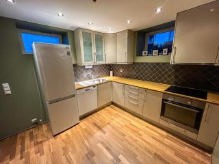 Two-Bedroom City Apartment with Fire Place, Free Parking and Fjordview Terrace - Calm and Central - Ålesund - 4