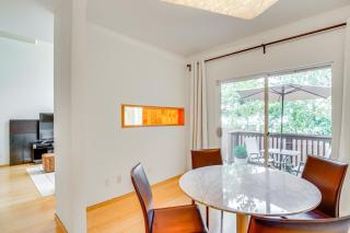 6 Mi to Lake Washington Sleek Townhome with Deck! - Renton - 5
