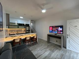Flat 233 Riviera de São Lourenço, Bertioga Amarílis 3 piscinas climatizadas, SKY 170 canais carregador veiculo elétrico, Apartamento Duplex inteiro, cozinha equipada completa, serviço de praia final semana, limpeza e trocas diária de toalhas, - Riviera de São Lourenço - 9