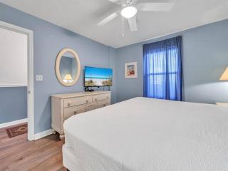 Pelican Beach Resort by DestinGetAway - Destin - 2