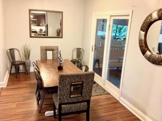The House Hotels - W45th Backhouse - Ohio City District Home - 5 Minutes from Downtown - Cleveland - 6
