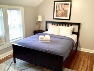 The House Hotels - W45th Backhouse - Ohio City District Home - 5 Minutes from Downtown - Cleveland - 2