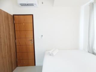 Comfort 2BR at 28th Floor Vida View Makassar Apartment By Travelio - Pampang - 8