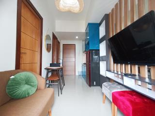 Comfort 2BR at 28th Floor Vida View Makassar Apartment By Travelio - 3