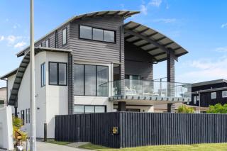 Beachfront Paradise - Papamoa Beach Holiday Home - Papamoa - 0