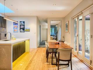 Peaceful 4-Bedroom Family Retreat in Lane Cove - 1