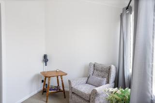 Cosy 2-Bed with Private Deck 400m From Beach - 8