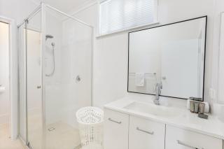 Cosy 2-Bed with Private Deck 400m From Beach - 1