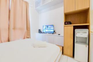 Modern Look and Compact Studio at Sky House Alam Sutera Apartment By Travelio - Tangerang - 4