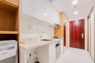 Modern Look and Compact Studio at Sky House Alam Sutera Apartment By Travelio - Tangerang - 2