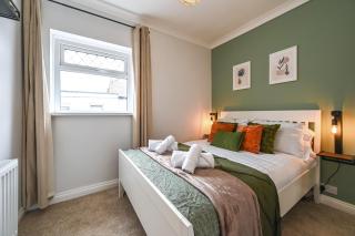 Designer 3-Bed Townhouse with Free Parking Permit near City Centre - 9